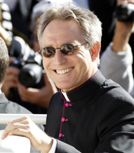 Monsignore G. mit Sonnenbrille