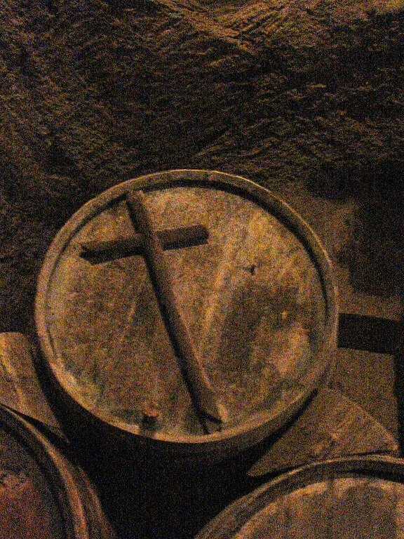 Vin Santo Faß mit Kreuz-Griff (Bild: Wikimedia Commons)
