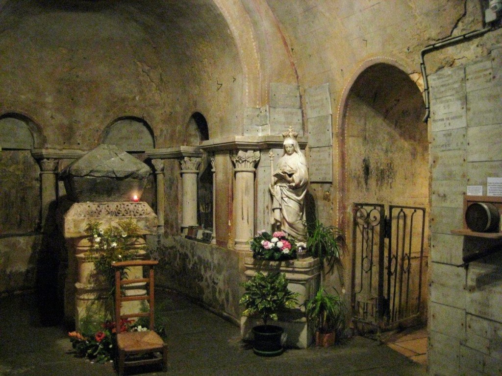 Sainte Radegonde, Poitiers, Krypta mit Grab der Hl. Radegunde (Bild: Wikimedia Commons, Iijjccoo)