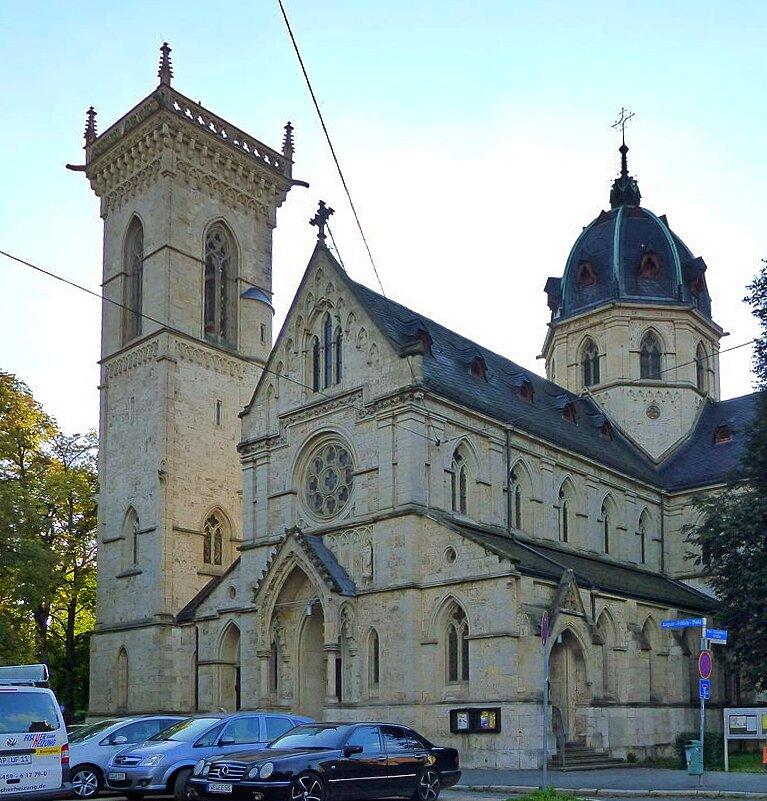 August-Frölich-Platz mit Herz-Jesu-Kirche (Bild: Wikimedia Commons, Dr. Bernd Gross)